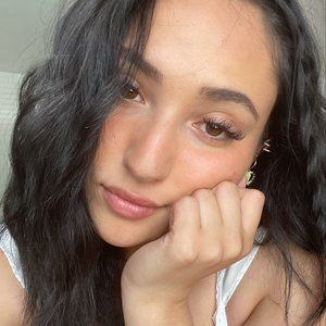 Meet your Posher, Manuela